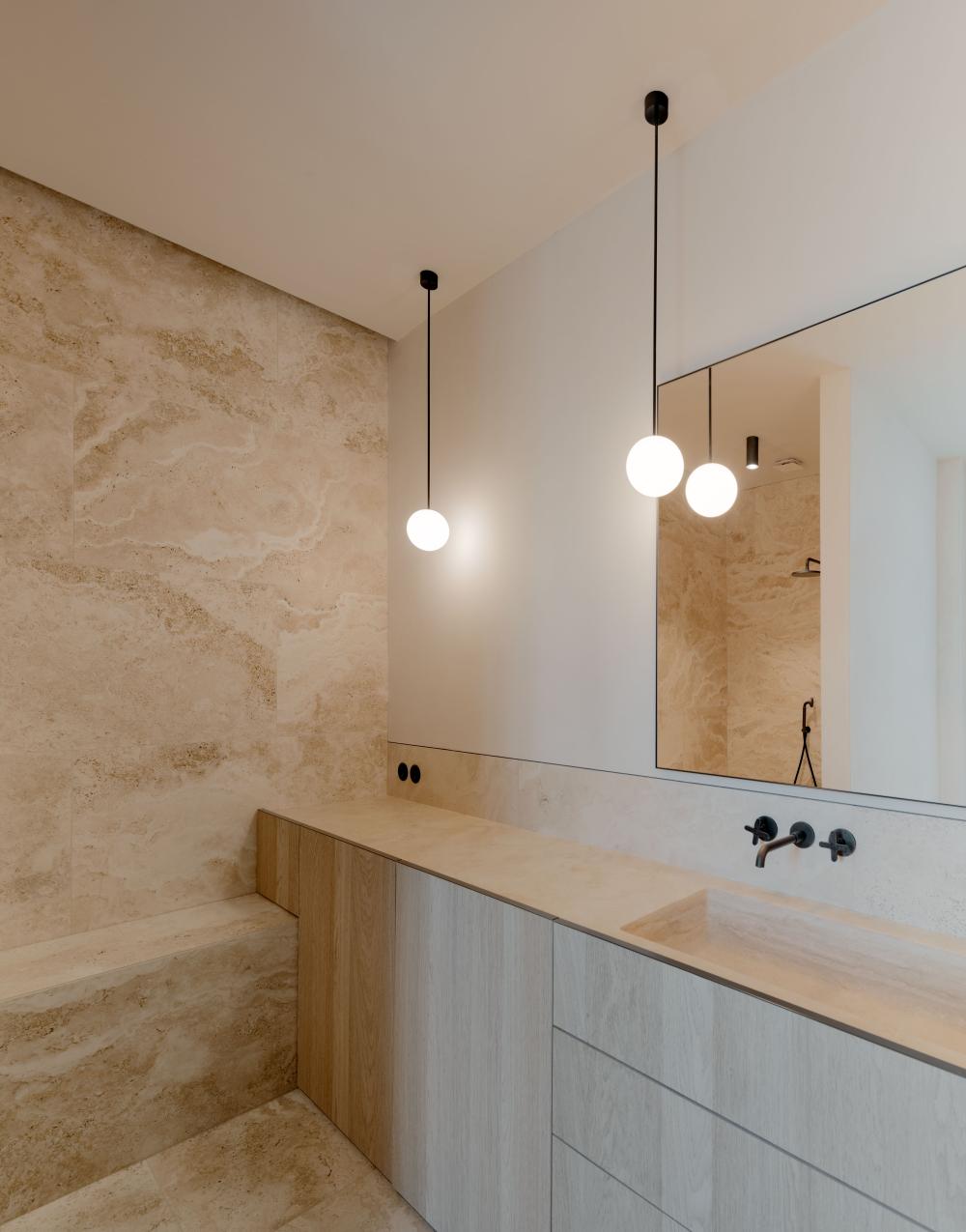 Loft Berlin Bad Naturstein Michael Anastassiades Leuchte